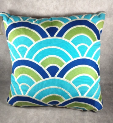 Pier 1 Almohada Interior/Exterior 17 x 17 Diseño Geométrico Verde, Azul, Blanco Nuevo Con Etiquetas Foto 1 de 4
