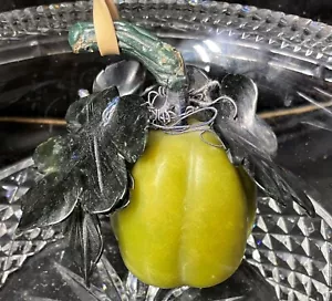 VINTAGE MID-CENTURY CHINESE CARVED JADE ACORN SQUASH WITH LEAVES J26 - Picture 1 of 6