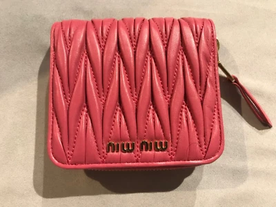 Carteira de couro compacta com zíper Miu miu matelasse’1 Peonia BI-FOLD FLAP nova em folha - Imagem 1 de 4