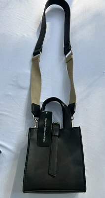 Bolsa tiracolo French Connection Georgia micro bolsa preta assinatura - Imagem 1 de 4