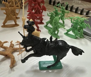 Vintage Native American Plastic Toy Figures, Bow & Arrow, Spear, Horse - Set 17 - Picture 1 of 20