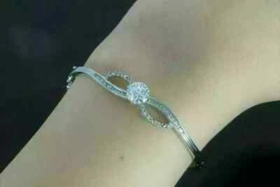 Brazalete brazalete para mujer de diamantes creados en laboratorio de corte redondo de 2 quilates acabado en oro blanco de 14 quilates Foto 1 de 4