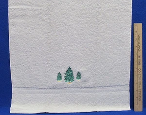 Toalla de mano blanca con diseño de pino de hoja perenne bordado verde amarillo y marrón - Imagen 1 de 2