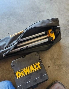 Dewalt Cross Line Level Dw088CG With Tripod - Picture 1 of 4