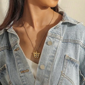 Sinnvolle und stilvolle "I Love You" Schriftzug Halskette mit Schmetterling Desi - Bild 1 von 14