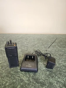 Radio FM Handie-Talkie MOTOROLA HT1000 UHF con cargador y adaptador - Imagen 1 de 10