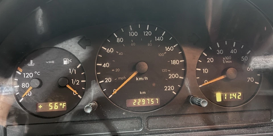 Cuadro de instrumentos velocímetro Mercedes W163 ML320 ML350 1635403811 220 km métrico Foto 1 de 4