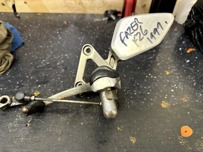 YAMAHA FAZER 600 FZ6 1999 PALANCA DE ENGRANAJES COLGANTE CLAVIJA REPOSAPIÉS TRASERO CLAVIJA Foto 1 de 4