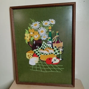 Vintage 1976 Picknick Gänseblümchen Blumen Nadelspitze Crewel MCM Retro gerahmte Kunst - Bild 1 von 11