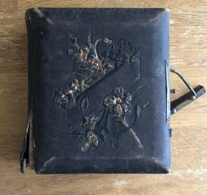 Antiguo álbum de fotos victoriano encuadernado en cuero en relieve con pestillo de latón vacío LEER - Imagen 1 de 22