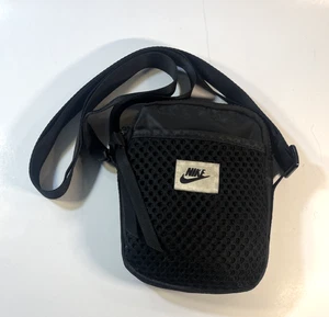 Nike kleine schwarze Umhängetasche Kameratasche Crossbody Reisetasche - Bild 1 von 7