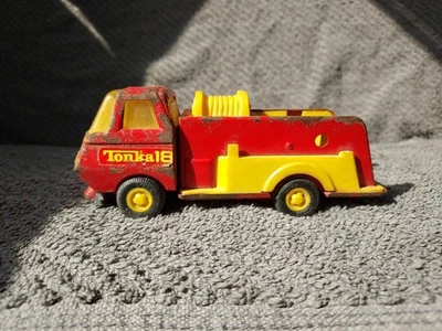 TONKA 18 RED YELLOW PRESSED STEEL FIRE ENGINE FIRE TRUCK 55250 - Image 1 of 4