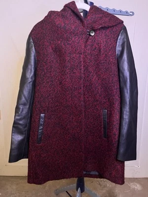 Abrigo con Capucha Soia Kyo Laine Lana Cuero Talla Mediana Rojo Negro Canadá  Foto 1 de 4