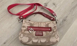 Bolso Bandolera Coach Poppy Daisy Signature C Swingpack Caqui/Frambuesa - Imagen 1 de 14