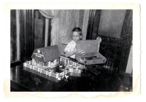 Fotografía Día de Navidad 25 de diciembre de 1950 Edde Casa Niño Día Perezoso Granja Juguete - Imagen 1 de 2