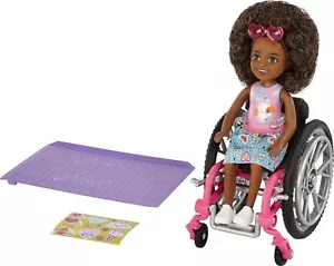 Barbie Chelsea Puppe & Rollstuhl mit beweglichen Rädern - Bild 1 von 5