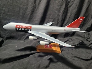 Northwest Airlines Frachtflugzeug Statue Modell Boeing 747-f Maßstab 1:150 Holzsockel - Bild 1 von 24