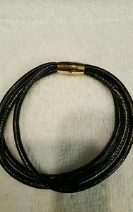Pulsera sin fin de J LO 8,5' dorado chapoteo 3 hilos dije de cuero. $60 al por menor  - Imagen 1 de 4