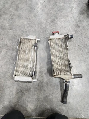 1992 1993 1994 1995 1996 Honda CR250 CR250R Left and Right  Radiator OEM - Image 1 of 4