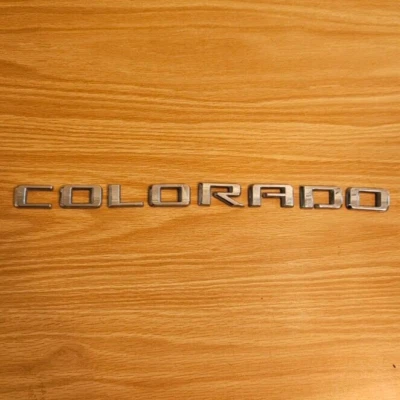 Juego emblema puerta/puerta trasera Chevrolet Colorado 2022-2023 - cromo - usado Foto 1 de 4