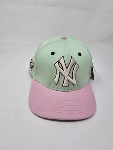 Parche New York Yankees Pro Standard 1999 Serie Mundial Rosa y Verde Snapback - Imagen 1 de 18