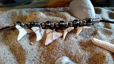 Collar Diente de Tiburón con 5 Dientes de Tiburón (Elige Colores de Cuentas) Foto 1 de 2