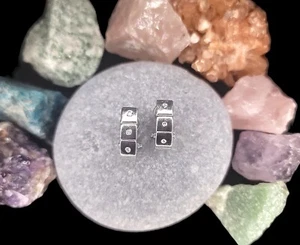 Preciosos aretes tipo argolla de oro blanco de 14 quilates con diamantes Omega y espalda J. - Imagen 1 de 7