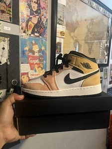 Nike Air Jordan 1 Mid SE GS Shoes ~ Size 5Y - USA SAME DAY SHIP - New Deadstock - Picture 1 of 8