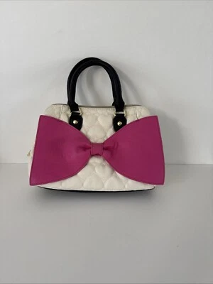 Bolso de mano Betsey Johnson Lg blanco acolchado corazón lazo rosa precio de venta sugerido por el fabricante 98 USD Foto 1 de 4