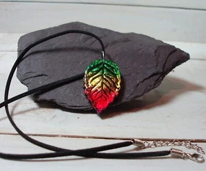 Handgefertigte Halskette mit geprägtem Tonblatt-Anhänger im Organza-Geschenkbeutel - Bild 1 von 3