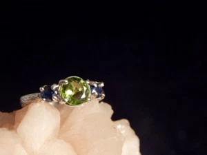 1,22 quilates Anillo redondo de tres piedras de peridoto y zafiro de plata de ley - Imagen 1 de 6