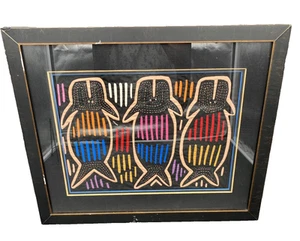 Arte popolare vintage Kuna Mola, tre pesci, arte tessile con cornice fatta a mano, 22" x 18" - Foto 1 di 7