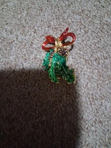 Vintage   Gold Tone Christmas Mistletoe Bow Brooch Pin  - Picture 1 of 2
