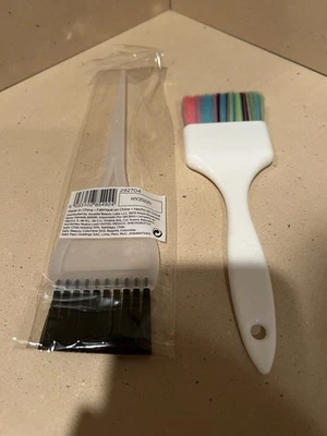 Dos nuevos cepillos aplicadores de tinte para el cabello Foto 1 de 4
