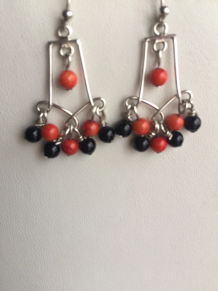 Pendientes de araña de coral rojo/ónix negro de ley únicos hechos a mano Foto 1 de 2