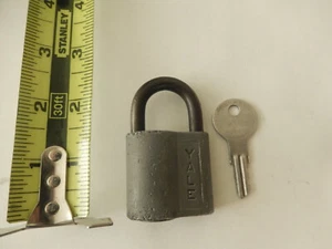 { VINTAGE YALE PADLOCK  KEY. - Picture 1 of 5