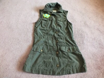 Chaleco Reciclado Reutilizado Tocador Verde Oscuro Ejército Hecho a Mano Flor Prendedor Talla SM Foto 1 de 4