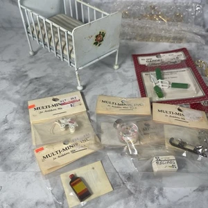 Vintage Babybett und Multi-Minis inkl. Zubehör Puppenhaus Möbel 11er Set - Bild 1 von 9