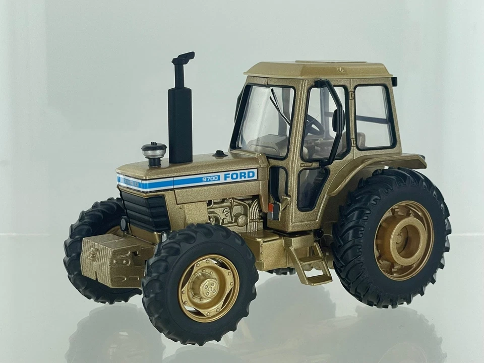 BRITAINS - FORD 9700 4WD Gold Edition - Edizione limitata a 500 copie. - 1/32... - Immagine 1 di 1