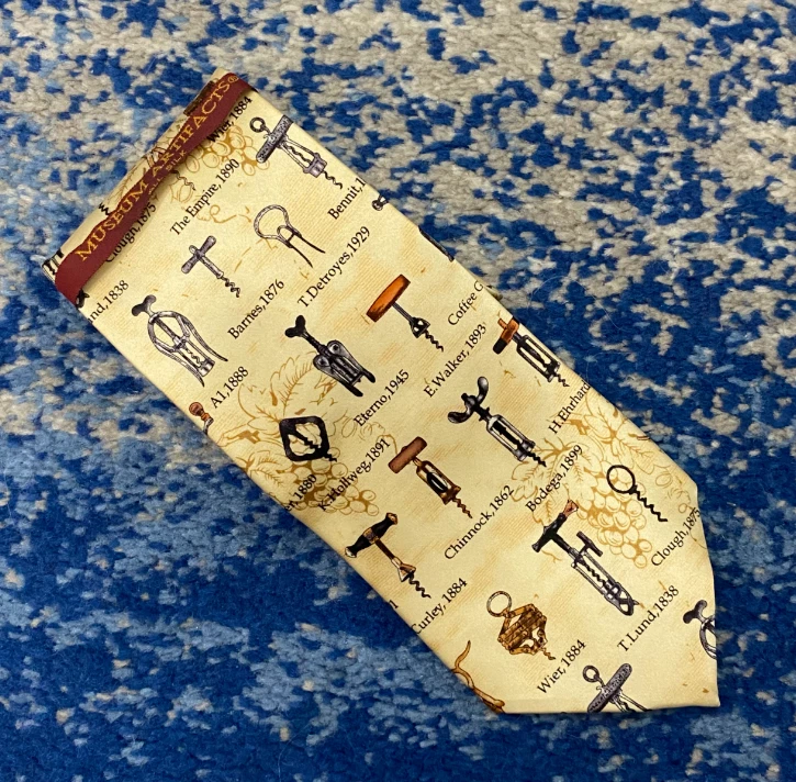 NUEVO Museo Artefactos Sacacorchos Vino Uvas Historia Crema Gris Óxido Corbata  Foto 1 de 4