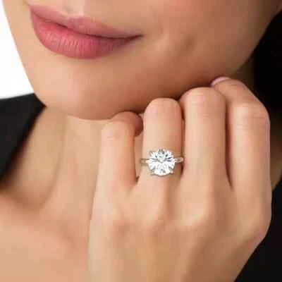 Anillo de compromiso halo oculto de diamantes redondos cultivados en laboratorio platino 4,10 quilates Foto 1 de 4