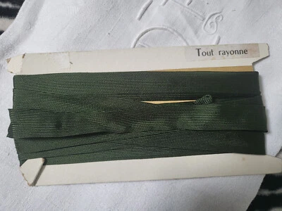Ruban ancien biais en rayonne vert grand metrage 9 mètres sur 1,5 cm A4 - Photo 1/4