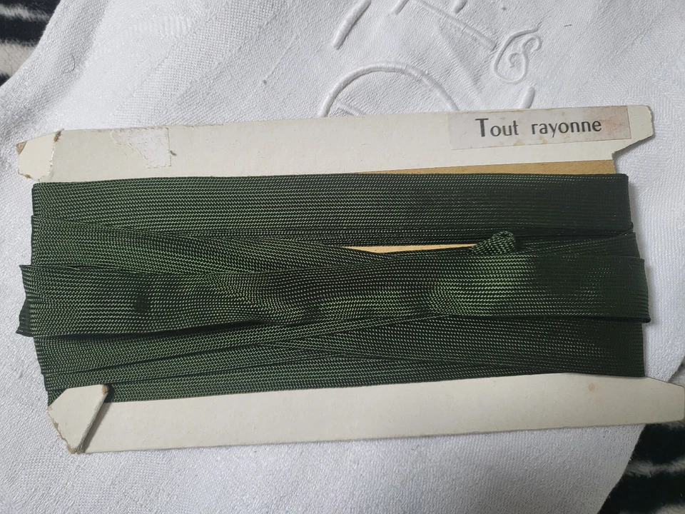 Ruban ancien biais en rayonne vert grand metrage 9 mètres sur 1,5 cm A4 - Photo 1/4