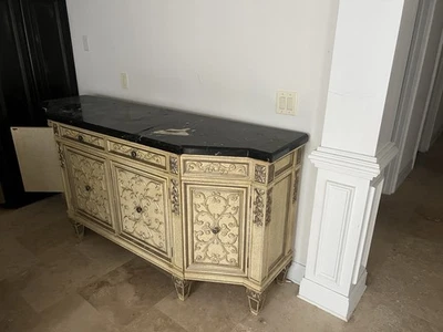 Mesa buffet formal con tapa de mármol usada - gabinete dorado con mármol negro y dorado Foto 1 de 3