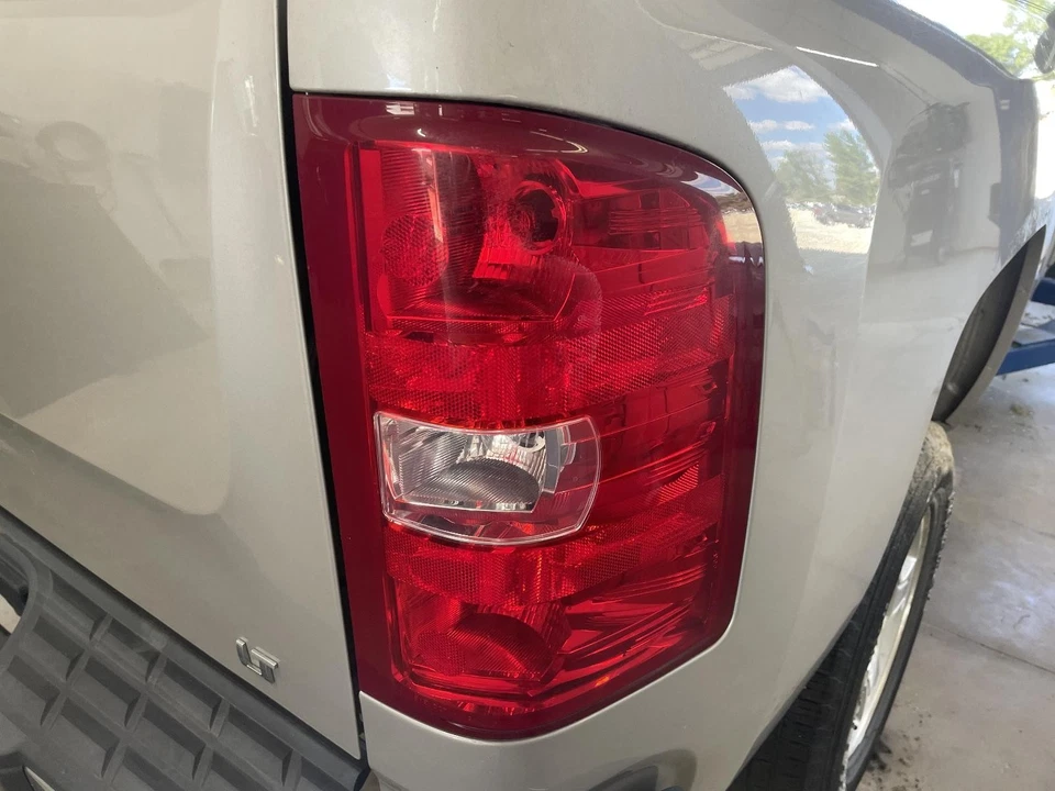 Conjunto de luz trasera derecha usado se adapta a: Chevrolet Silverado 1500 2008 camioneta derecha Foto 1 de 4