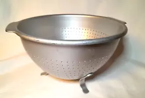 Vintage Wear-Ever #3123 Aluminum Footed Collander/Strainer 9" Diameter ~Handles - Picture 1 of 5