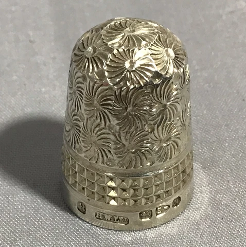 1895 Howard & Walsh Ltd. Chester Solid Silver Thimble. Daisy & Diamond. Size 8 Cover