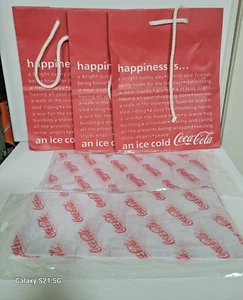 Tre (3) sacchetti regalo Coca Cola nuovi e due (2) sacchetti mai aperti tessuto Coca cola - Foto 1 di 2