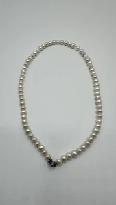 A pearl necklace with a silver 925 pendant. - Picture 1 of 4