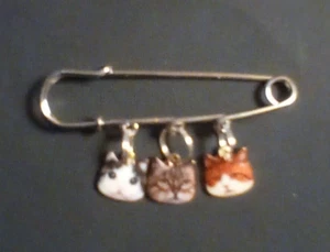 LAPEL PIN 3 KITTENS Silver Lapel Pin New Handmade Look Nice Brooch Pin - Picture 1 of 1